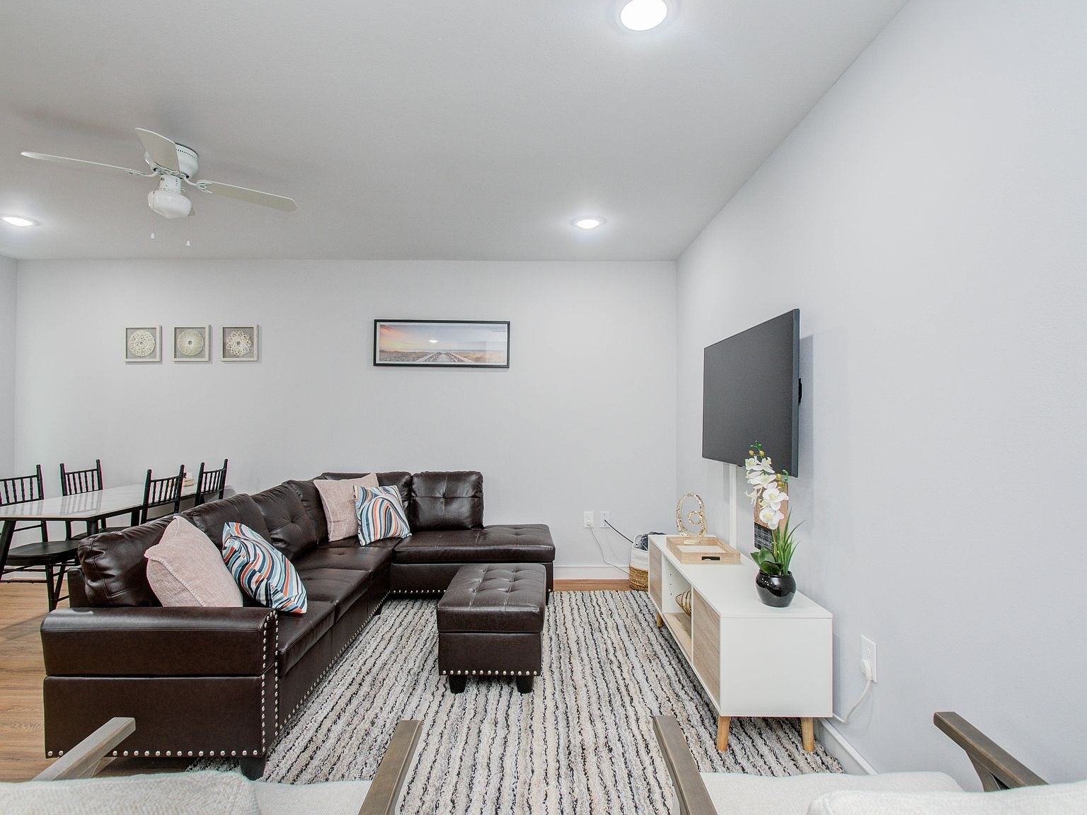 6610 Haight Street, Unit A Houston, TX 77028 - Photo 29 of 31 a living room with furniture and a flat screen tv