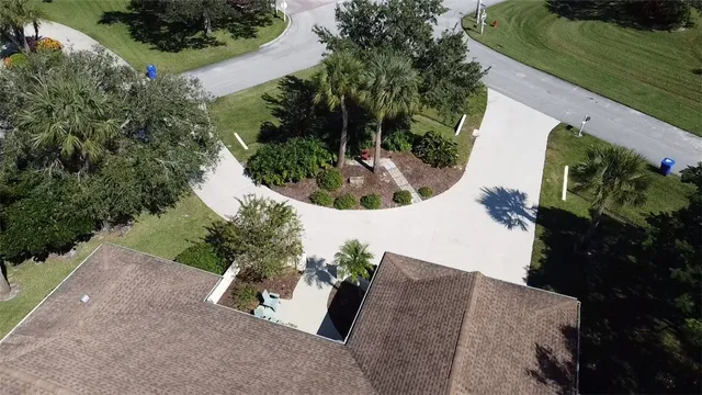 a view of an entryway with workspace