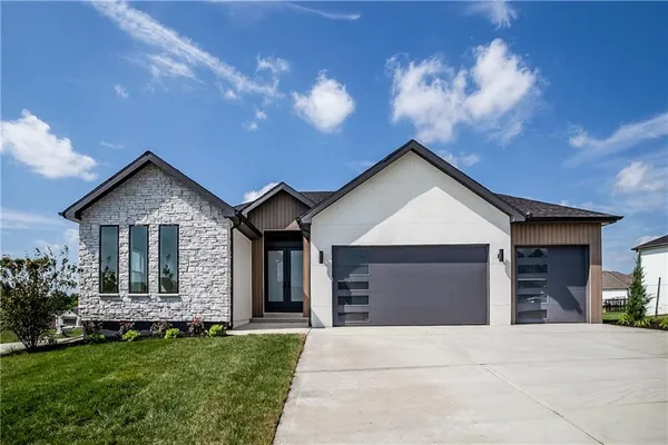 $635,000 | 2604 Northeast Crestview Street, Blue Springs, MO 64029
