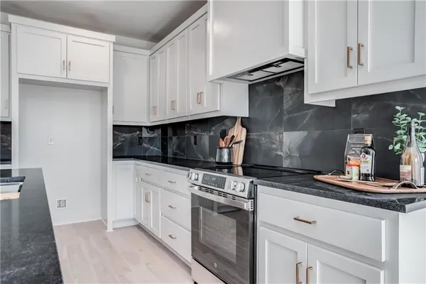 $635,000 | 2604 Northeast Crestview Street, Blue Springs, MO 64029