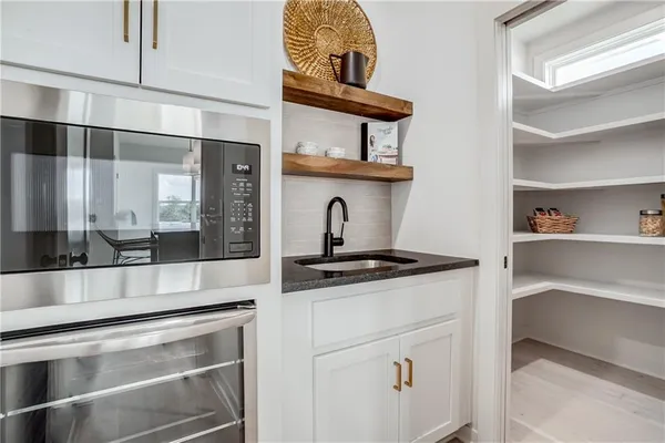$635,000 | 2604 Northeast Crestview Street, Blue Springs, MO 64029