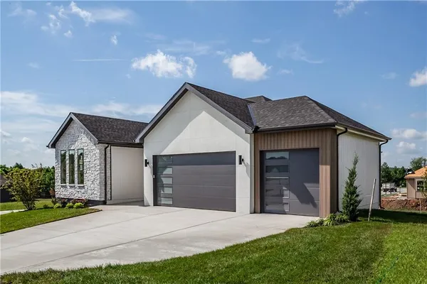 $635,000 | 2604 Northeast Crestview Street, Blue Springs, MO 64029