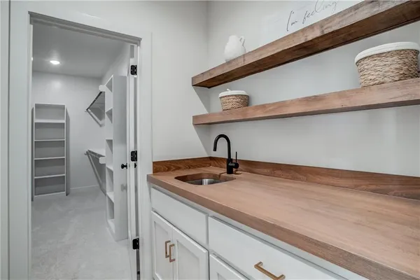 $635,000 | 2604 Northeast Crestview Street, Blue Springs, MO 64029