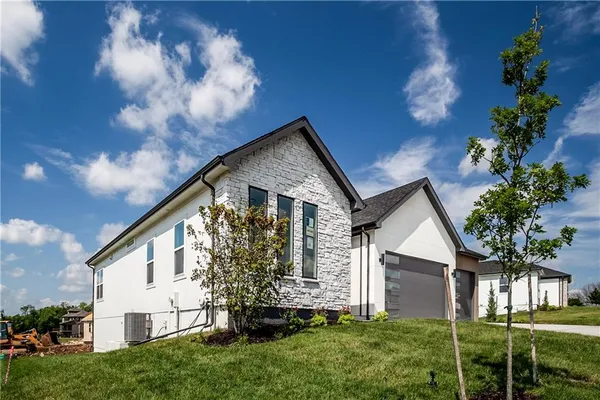 $635,000 | 2604 Northeast Crestview Street, Blue Springs, MO 64029