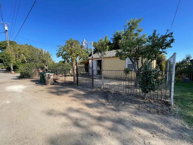 a view of a yard with a tree