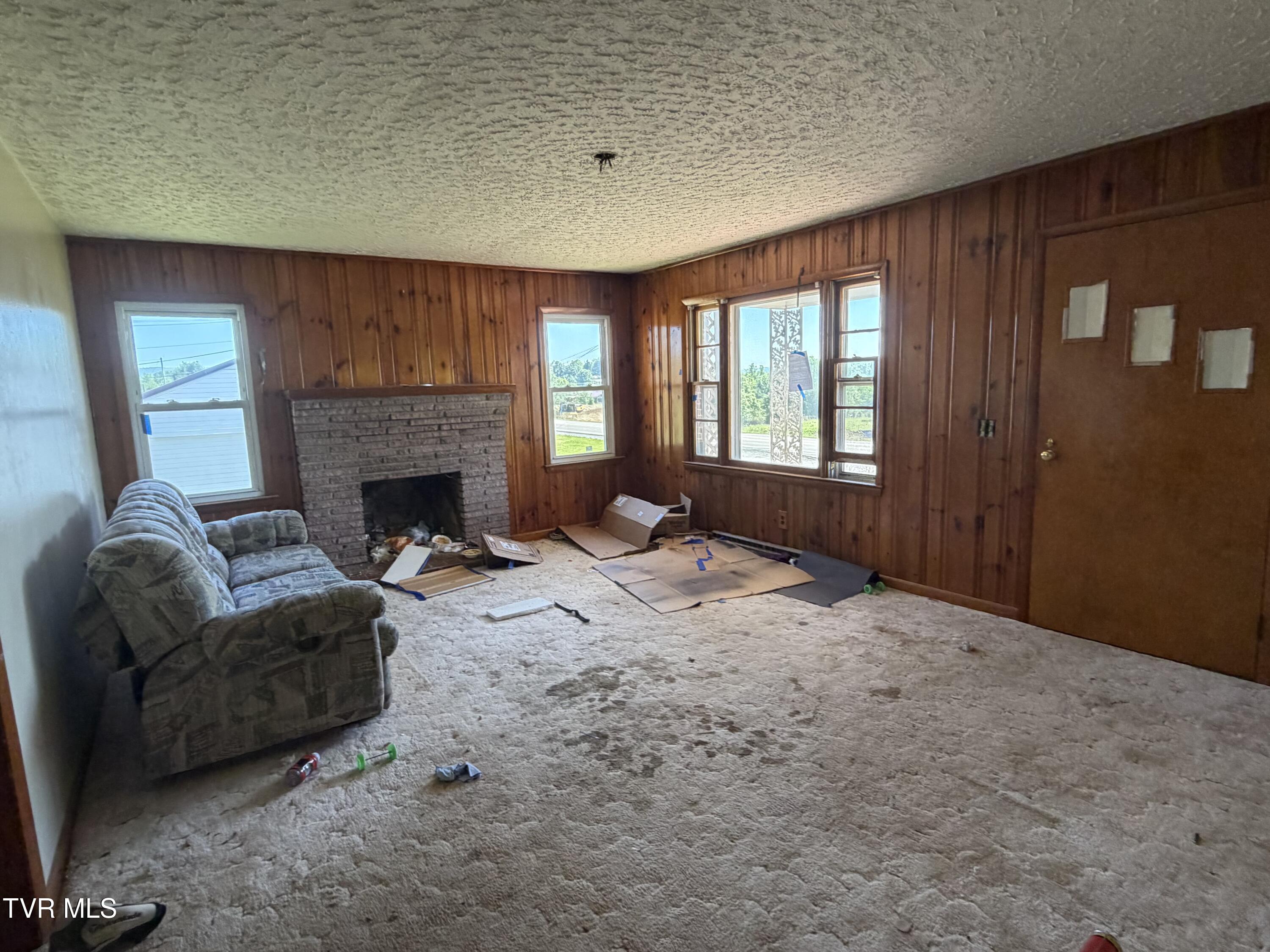 126 Adwolfe Road Marion, VA 24354 - Photo 3 of 11 IMG_6977