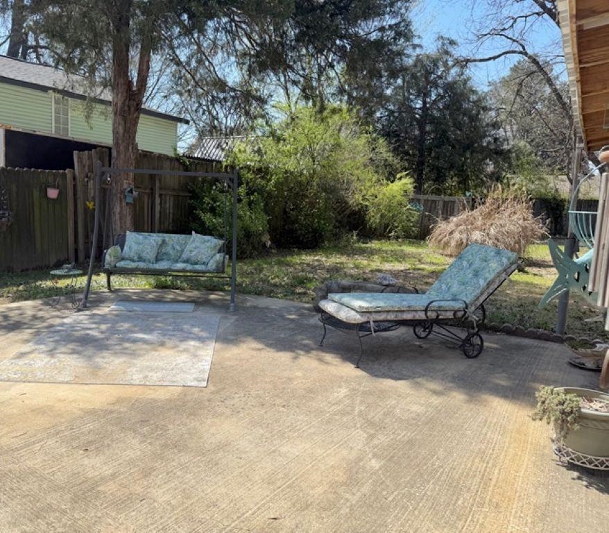 829 North Perkins Road Memphis, TN 38122 - Photo 25 of 36 Fenced backyard featuring a patio area