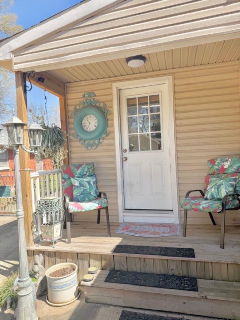 829 North Perkins Road Memphis, TN 38122 - Photo 26 of 36 Back door featuring a wooden deck