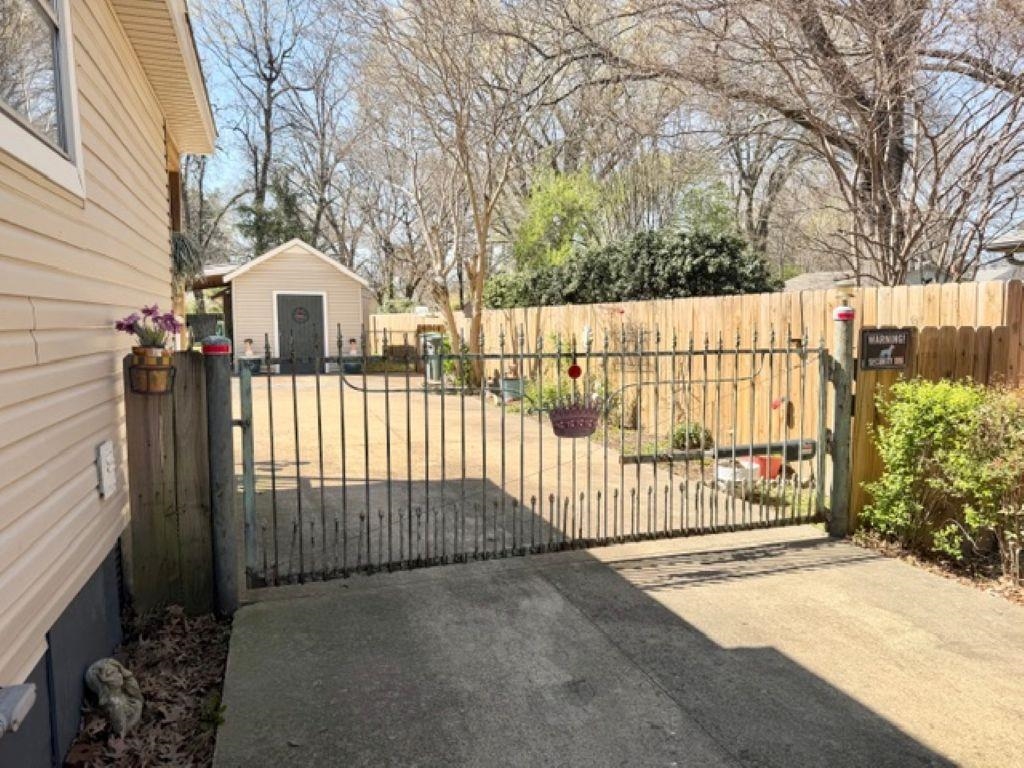 829 North Perkins Road Memphis, TN 38122 - Photo 28 of 36 Gate featuring a patio