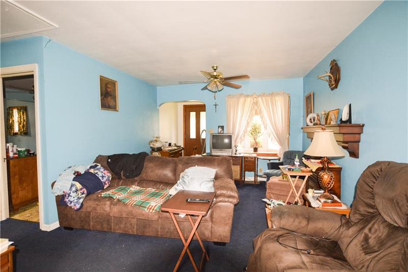 203 Hadley Road Greenville, PA 16125 - Photo 3 of 18 LIVING ROOM