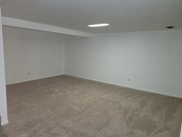 $2,500 | 790 Oregon Trail, Roselle, IL 60172