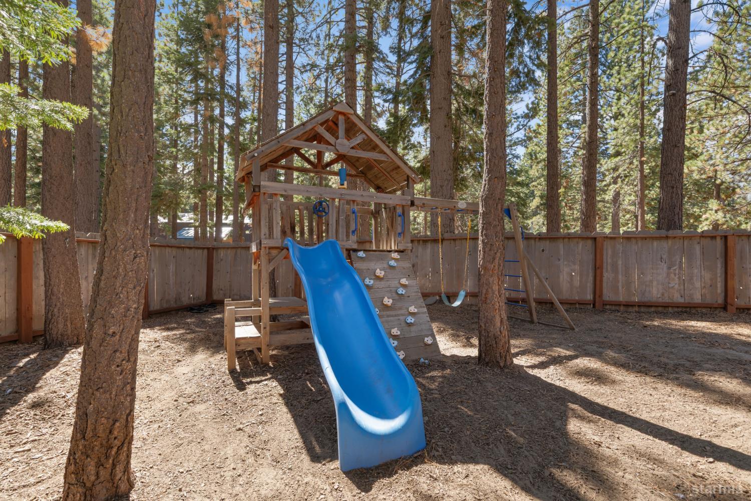 712 Seneca Drive South Lake Tahoe, CA 96150 - Photo 17 of 28 a view of a backyard with wooden fence
