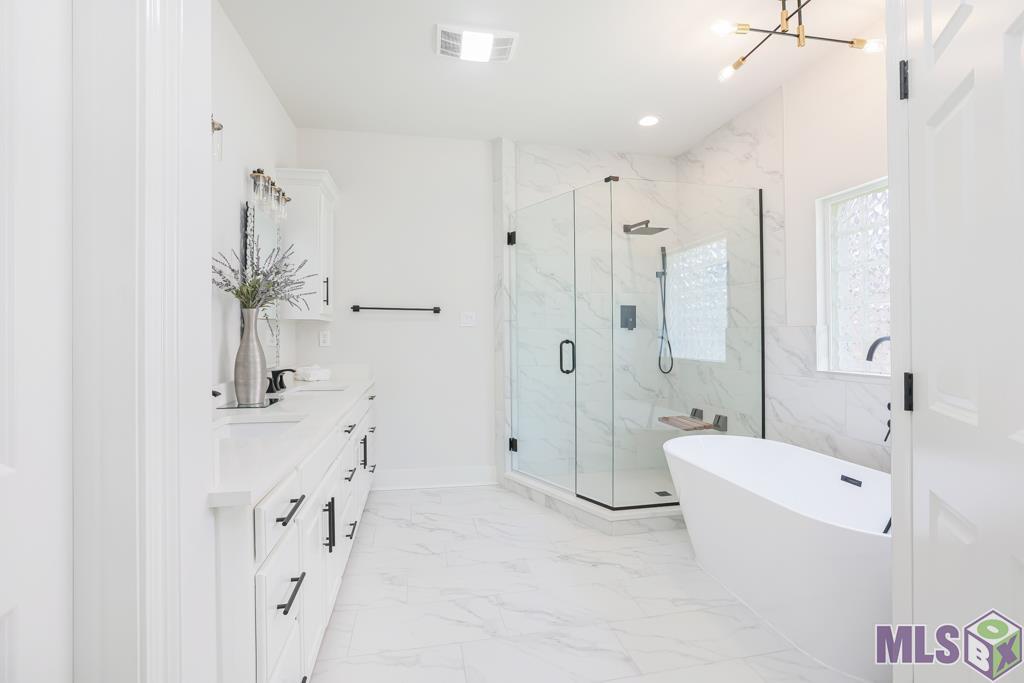 230 East Woodgate Court Baton Rouge, LA 70808 - Photo 16 of 43 Main Bathroom