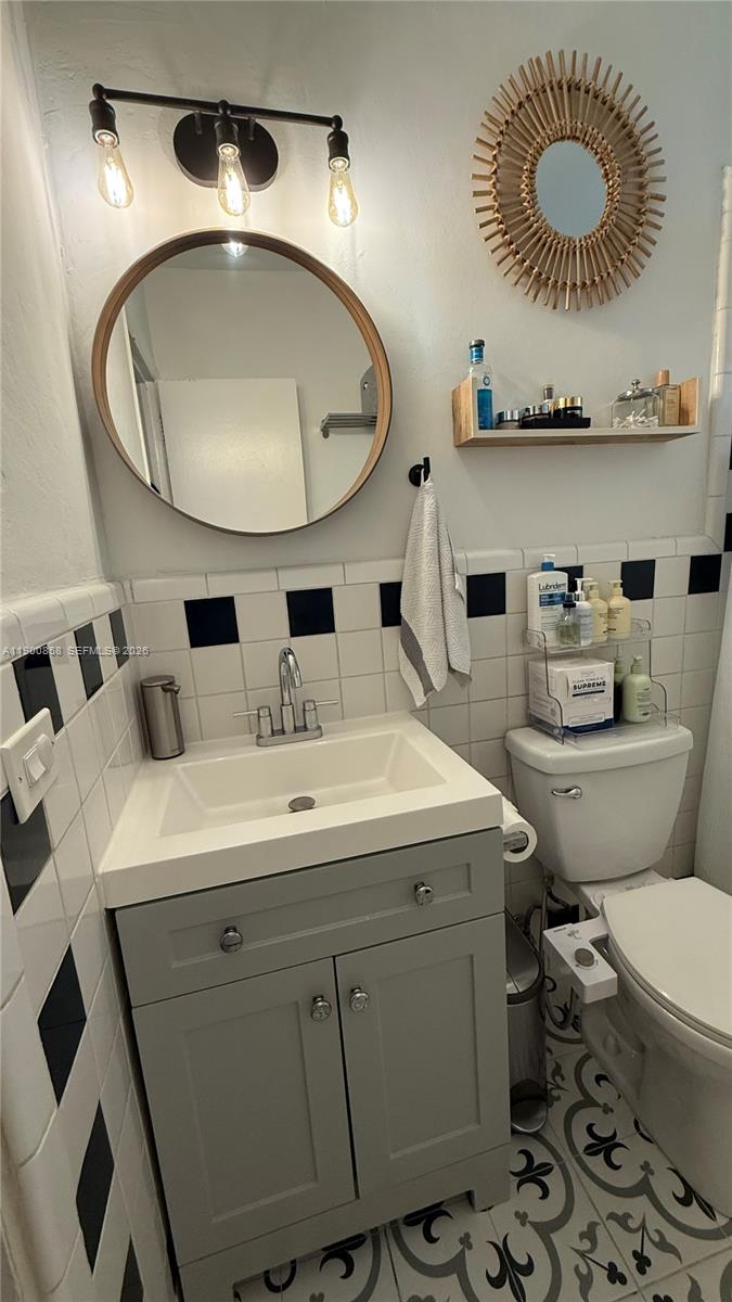 2 Northeast 44th Street Miami, FL 33137 - Photo 20 of 25 a bathroom with a toilet a sink and a mirror