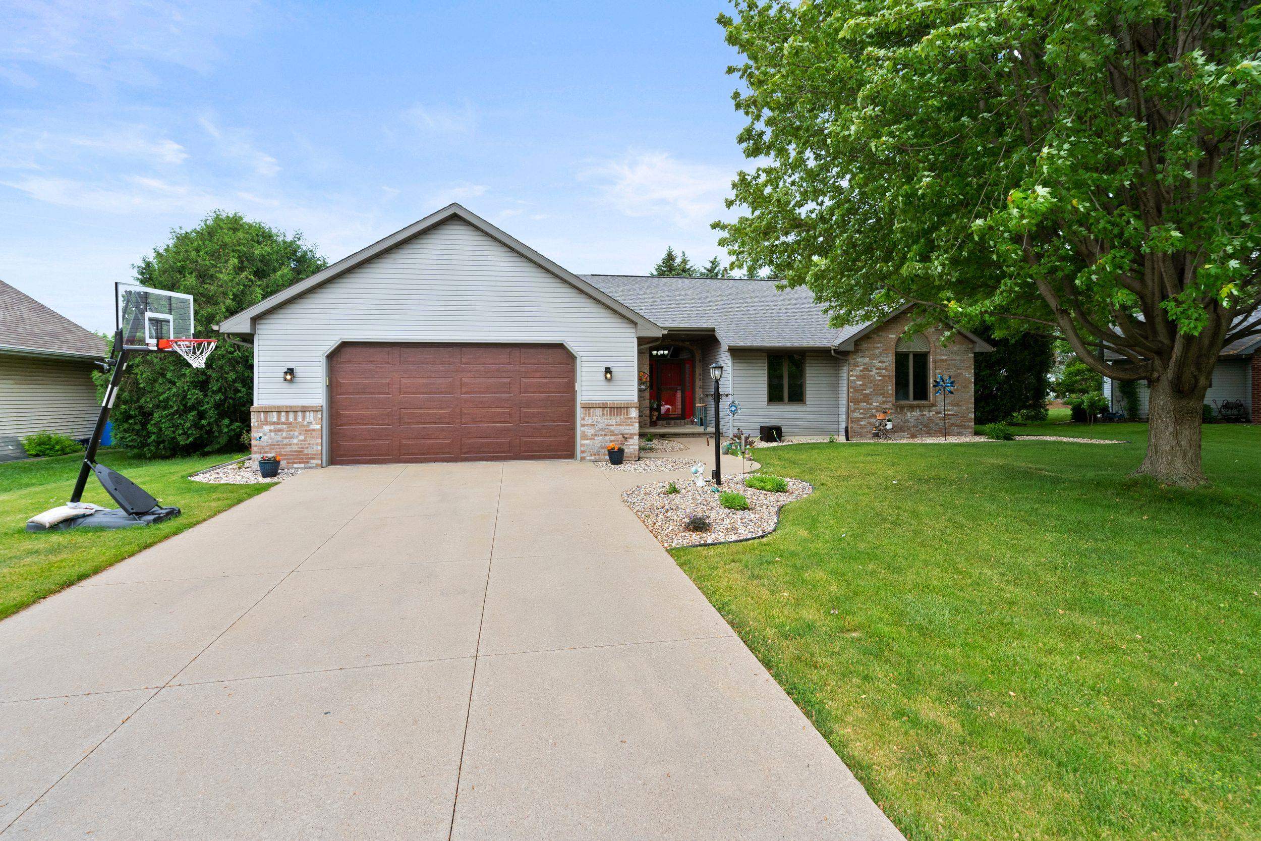 W2585 Oakbrook Court Appleton, WI 54915 - Photo 7 of 56