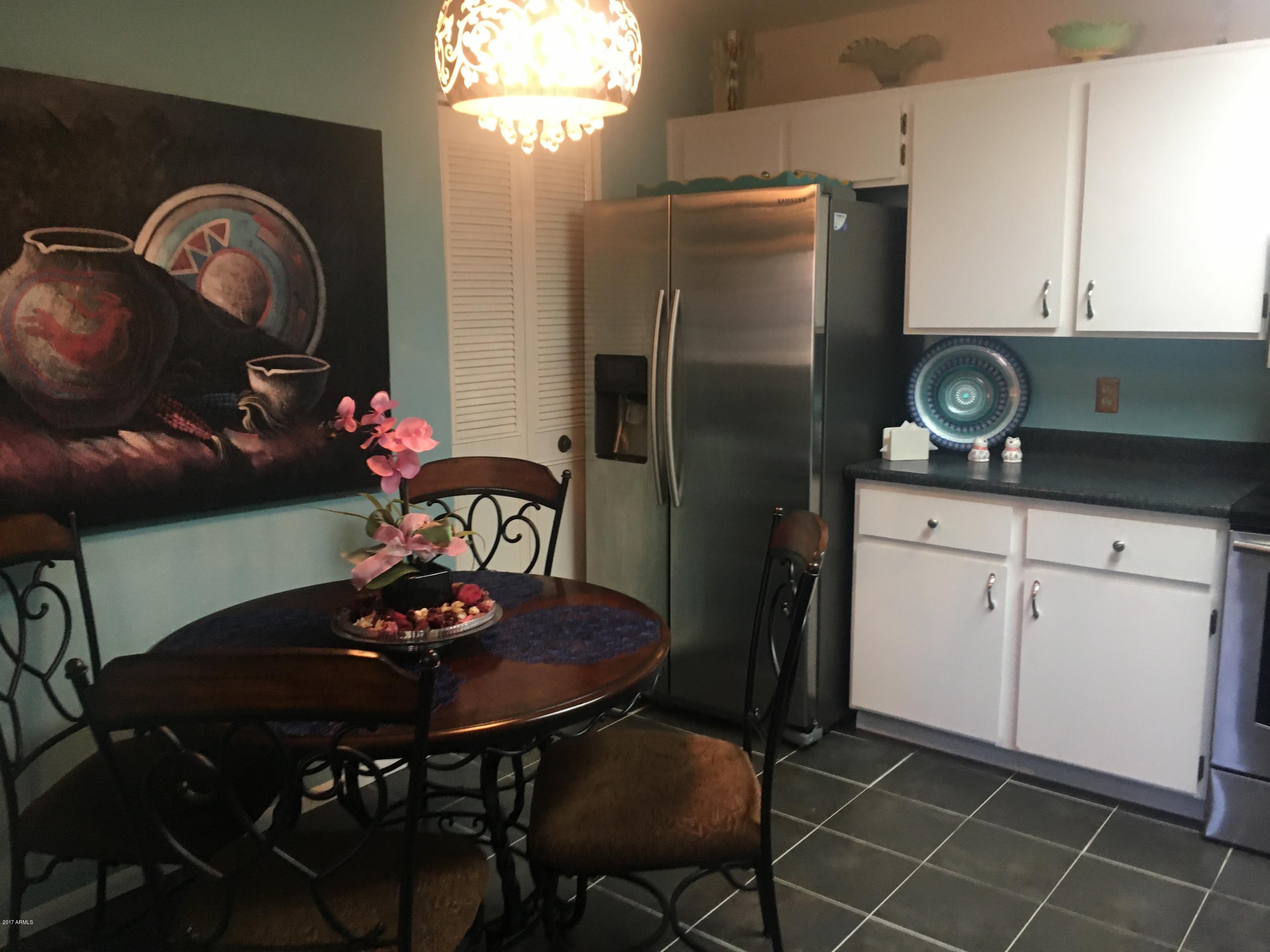 14300 West Bell Road, Unit 77 Surprise, AZ 85374 - Photo 11 of 22 Eat-in Kitchen