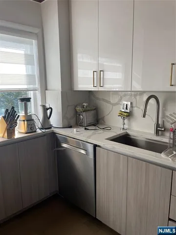 $3,650 | 490 Undercliff Avenue, Unit 2, Edgewater, NJ 07020