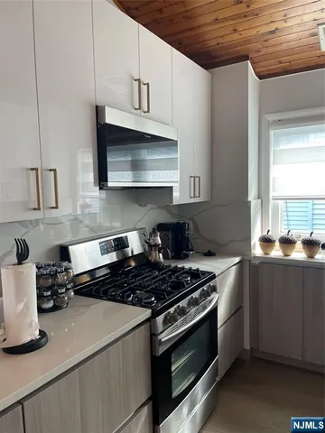 $3,650 | 490 Undercliff Avenue, Unit 2, Edgewater, NJ 07020
