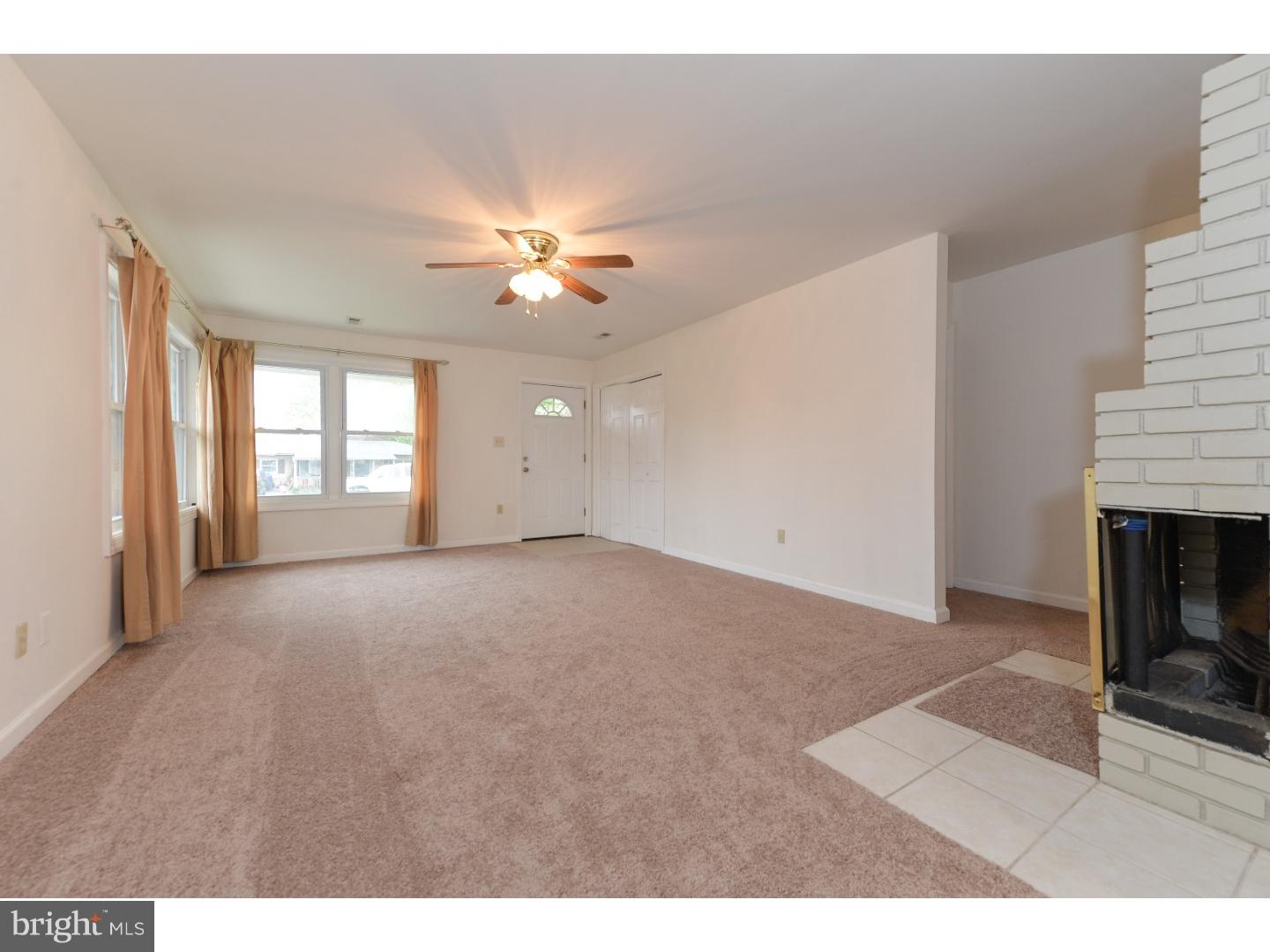 16 Metten Road Newark, DE 19713 - Photo 3 of 18 Living Room