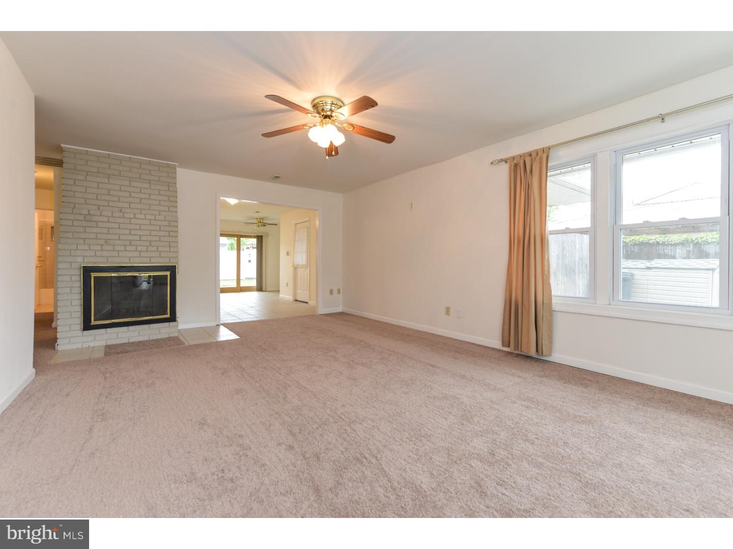 16 Metten Road Newark, DE 19713 - Photo 4 of 18 Living Room