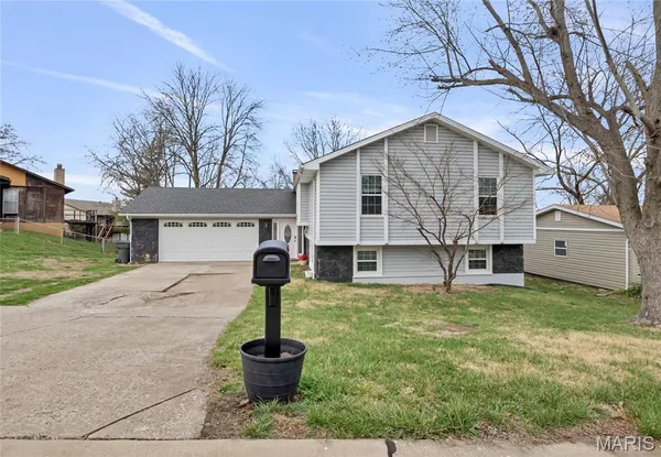 $374,900 | 13 Greenfield Drive, St. Peters, MO 63376