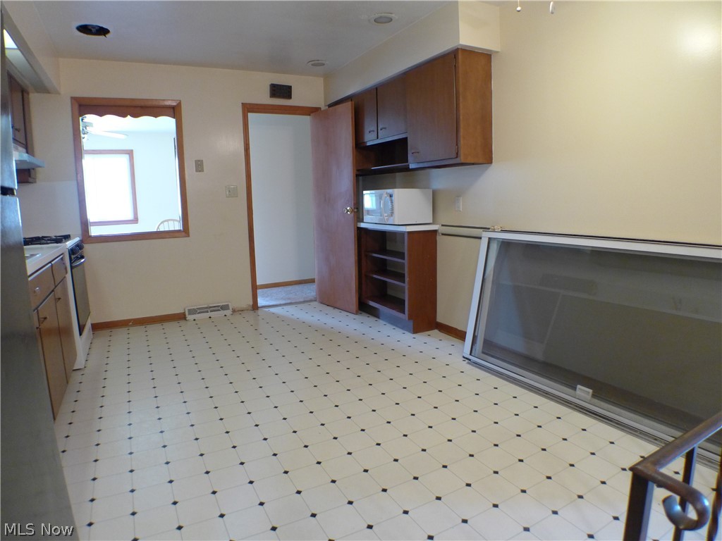 19315 Homeway Road Cleveland, OH 44135 - Photo 10 of 29