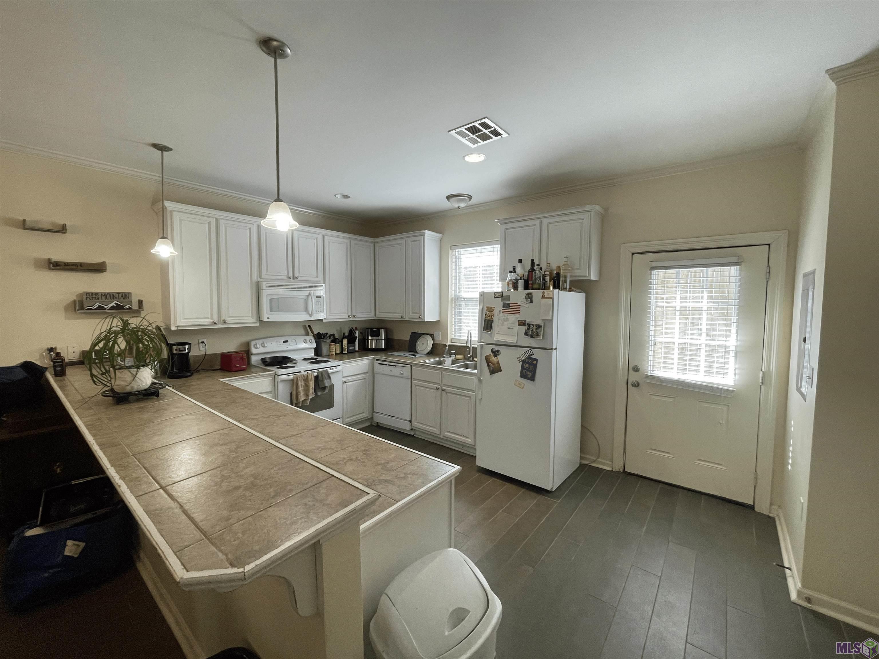 2405 Brightside Drive, Unit 7 Baton Rouge, LA 70820 - Photo 4 of 8 Kitchen with Breakfast Sitting Bar Area