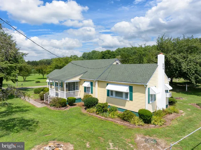 a view of a yard in front of house