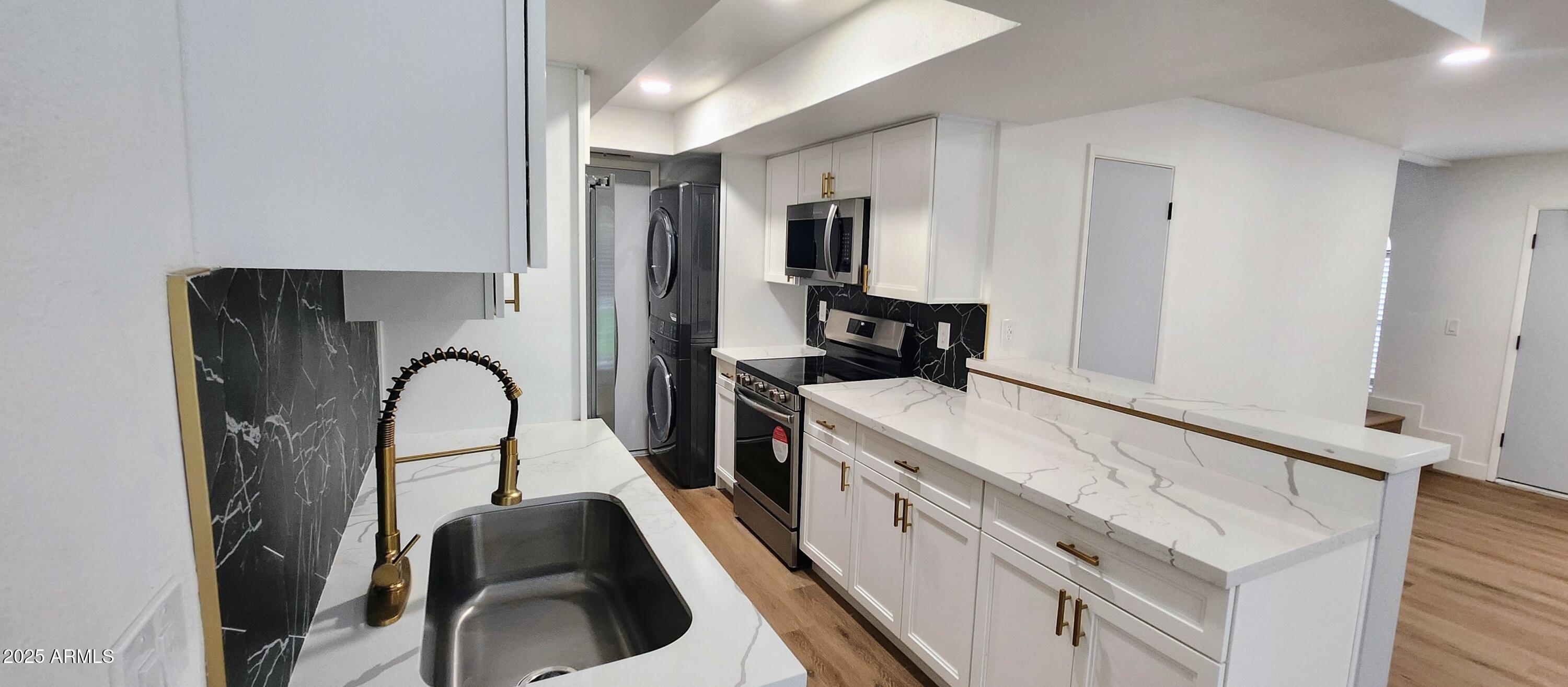 730 East North Lane, Unit 2 Phoenix, AZ 85020 - Photo 4 of 17 a kitchen with a refrigerator stove and a sink
