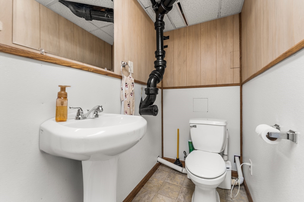 64 Rochford Circle Springfield, MA 01128 - Photo 25 of 36