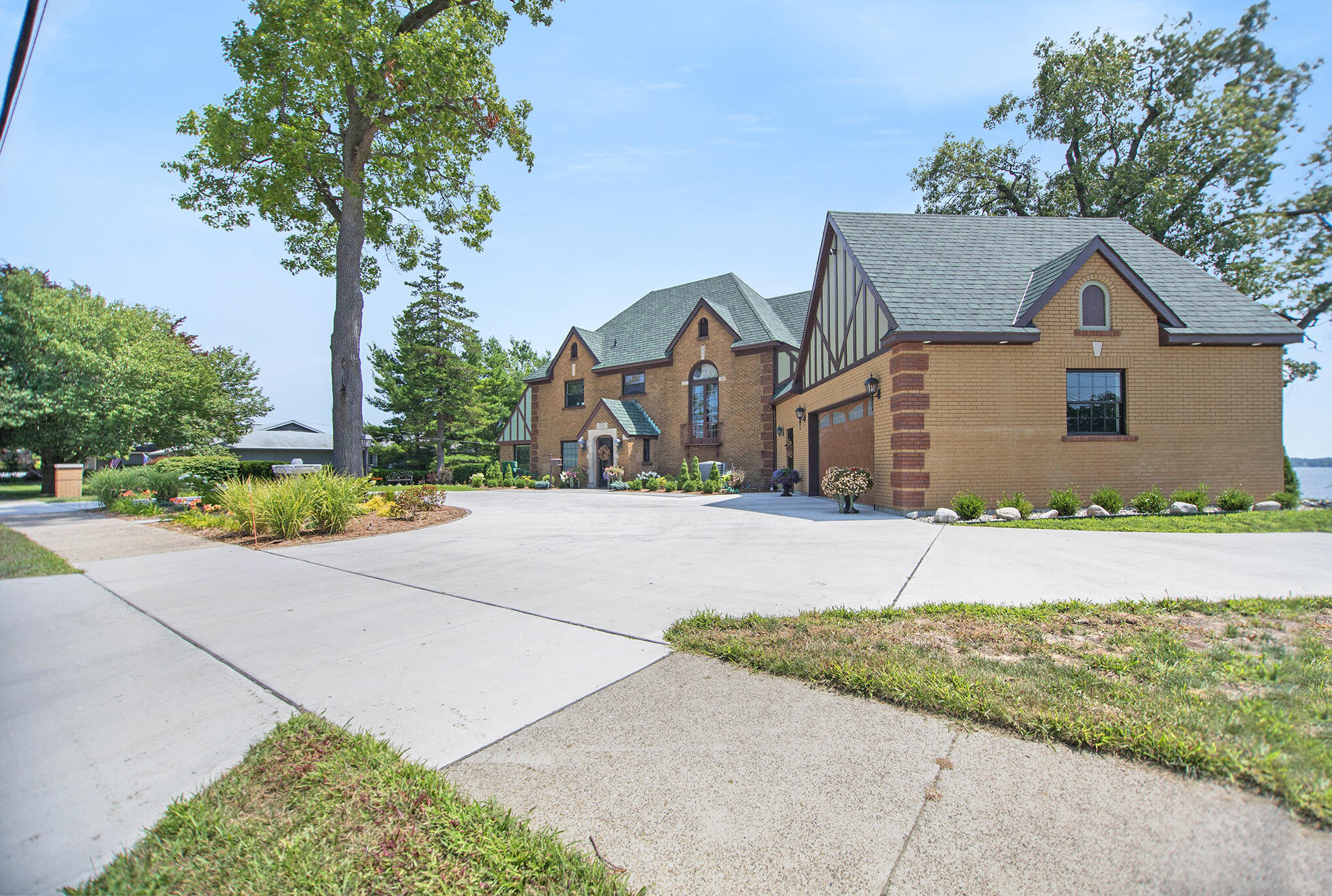 759 Ruddiman Drive Muskegon, MI 49445 - Photo 5 of 98 IMG_1367