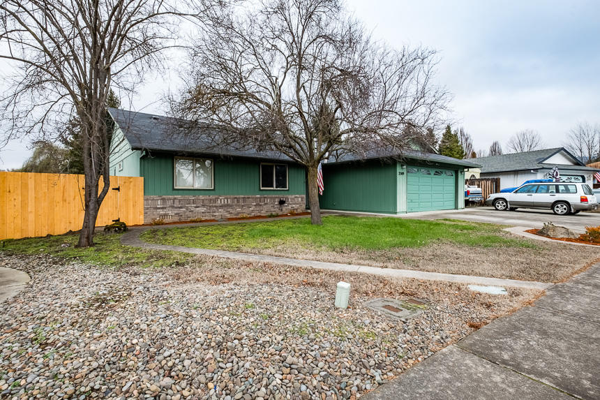 2509 Roberts Road Medford, OR 97504 - Photo 2 of 27 2509 Roberts-2