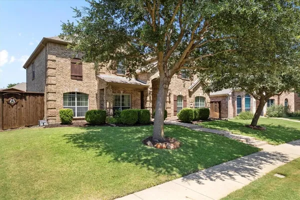 a view of a yard in front of a house