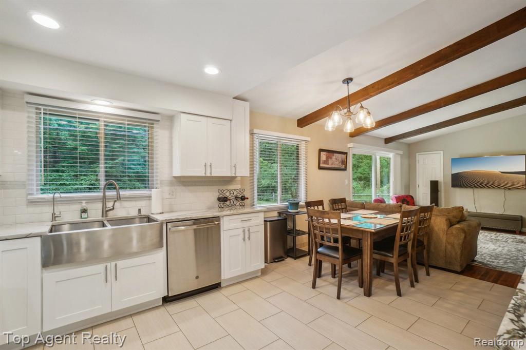 285 Whims Court Rochester, MI 48306 - Photo 13 of 55