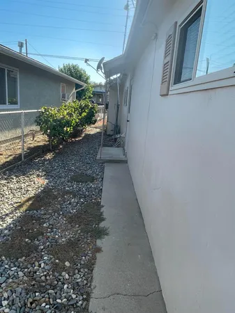 a view of a backyard