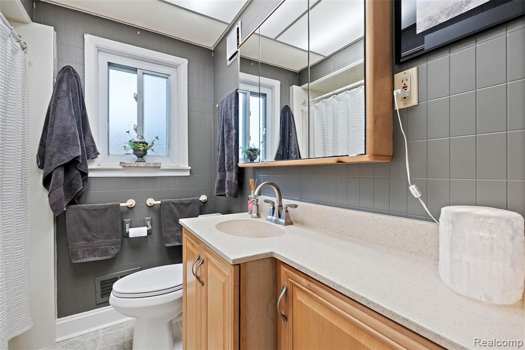 304 Thalia Avenue Rochester Hills, MI 48307 - Photo 23 of 28