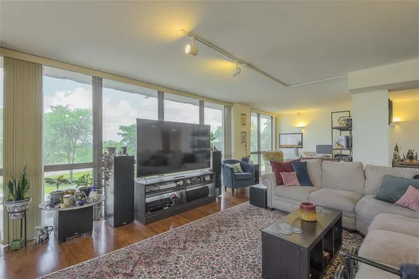 $274,900 | 600 Admiral Boulevard, Unit 208, Kansas City, MO 64106