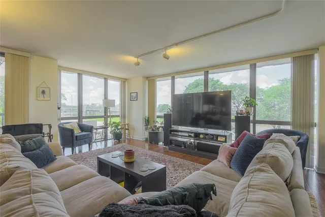 $289,900 | 600 Admiral Boulevard, Unit 208, Kansas City, MO 64106