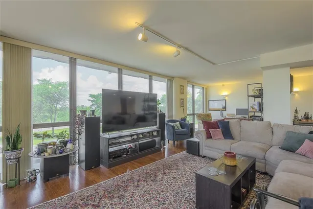 $289,900 | 600 Admiral Boulevard, Unit 208, Kansas City, MO 64106