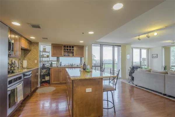 $274,900 | 600 Admiral Boulevard, Unit 208, Kansas City, MO 64106