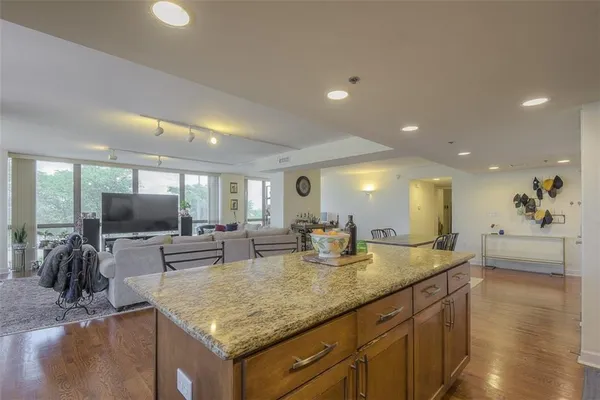 $274,900 | 600 Admiral Boulevard, Unit 208, Kansas City, MO 64106