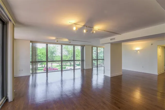 $294,500 | 600 Admiral Boulevard, Unit 208, Kansas City, MO 64106