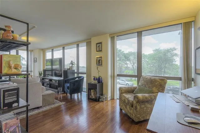 $294,500 | 600 Admiral Boulevard, Unit 208, Kansas City, MO 64106