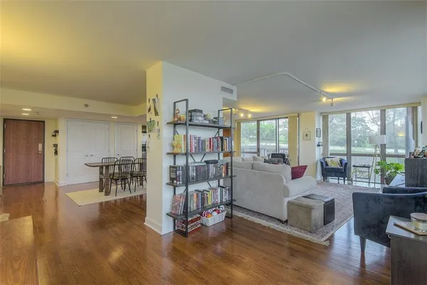 $274,900 | 600 Admiral Boulevard, Unit 208, Kansas City, MO 64106