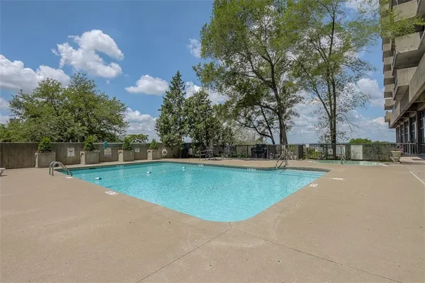 $274,900 | 600 Admiral Boulevard, Unit 208, Kansas City, MO 64106