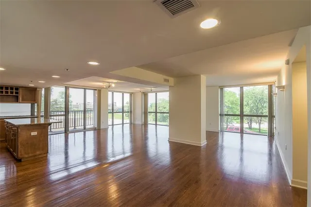 $289,900 | 600 Admiral Boulevard, Unit 208, Kansas City, MO 64106