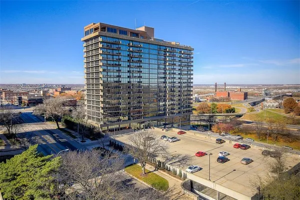$274,900 | 600 Admiral Boulevard, Unit 208, Kansas City, MO 64106