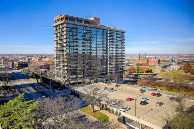 $294,500 | 600 Admiral Boulevard, Unit 208, Kansas City, MO 64106