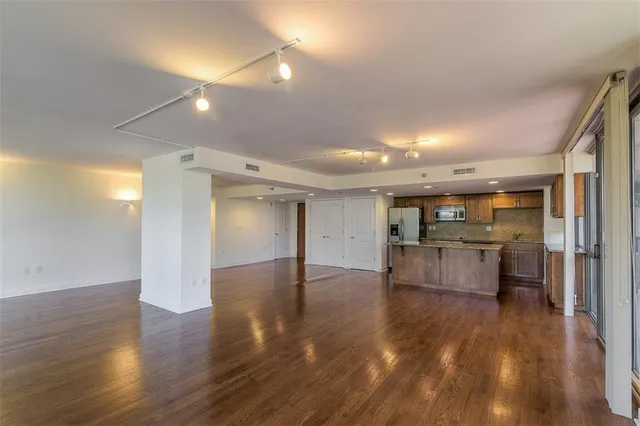 $294,500 | 600 Admiral Boulevard, Unit 208, Kansas City, MO 64106