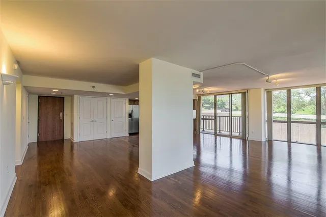 $289,900 | 600 Admiral Boulevard, Unit 208, Kansas City, MO 64106